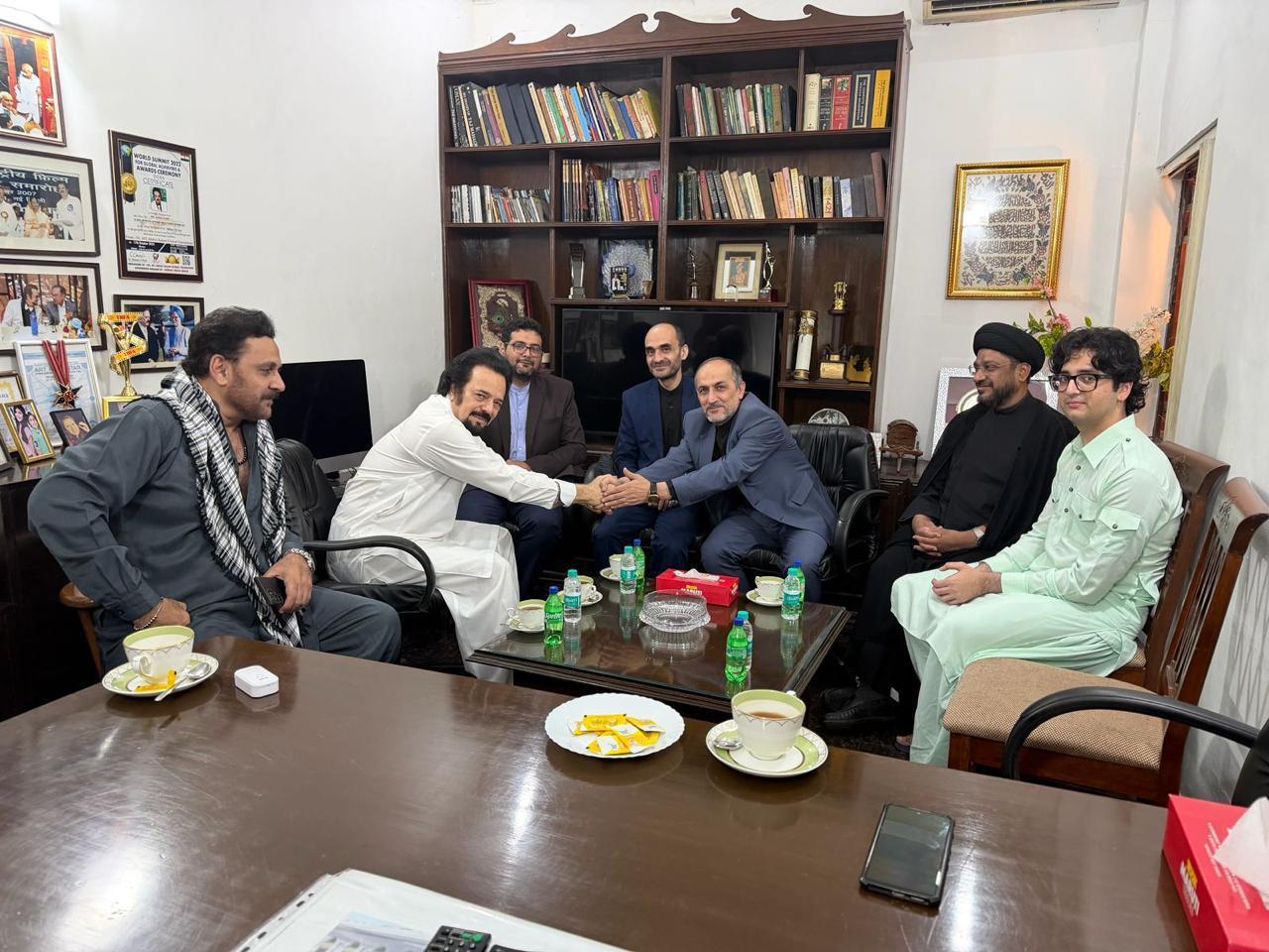 Meeting with Akbar Khan, a veteran artist and director of Indian cinema, attending the mourning ceremony for Imam Hussein (AS) at her residence.